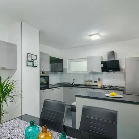 Kona Apartment *